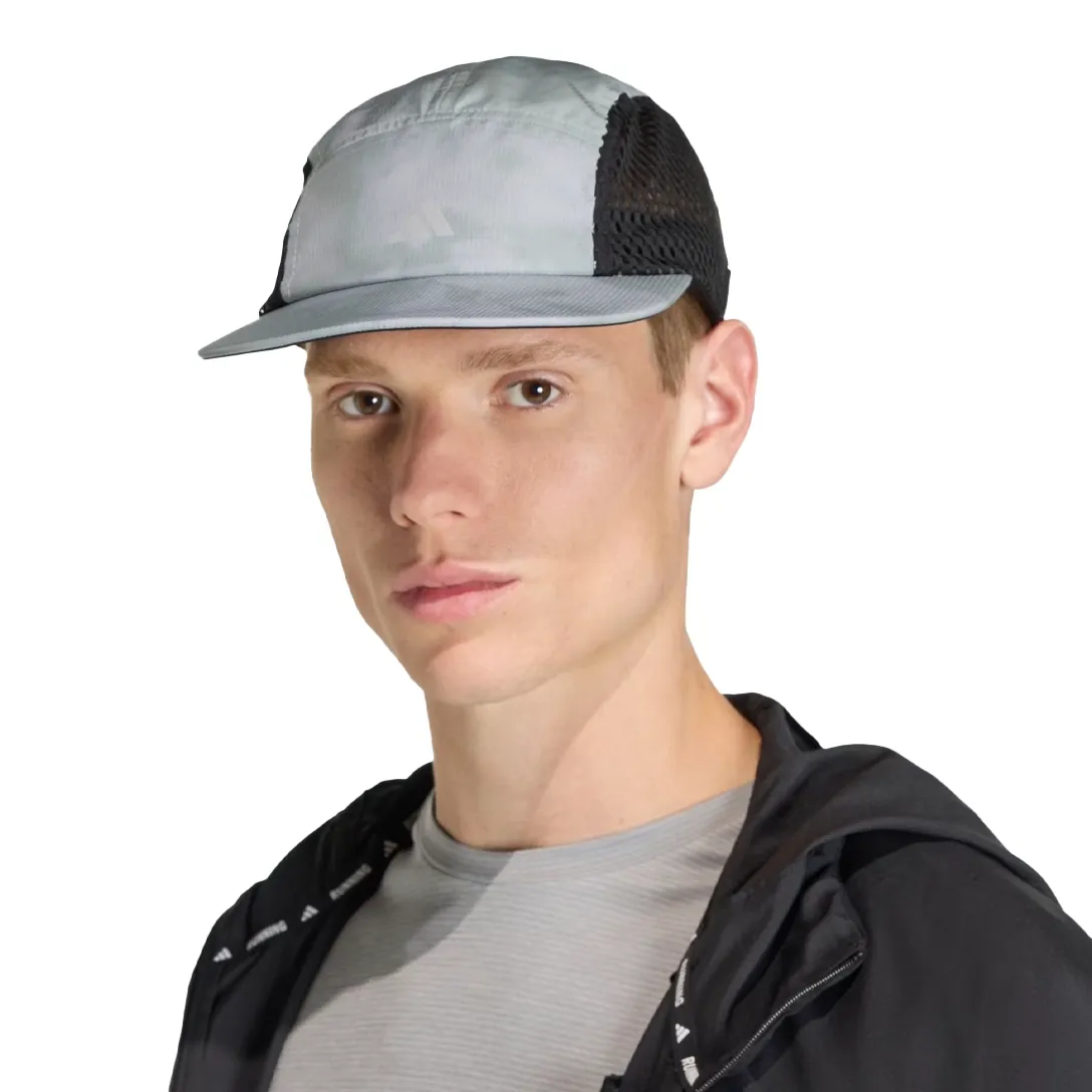 Boné esportivo Adidas cinza com aba reta e viseira preta perfurada, vista lateral